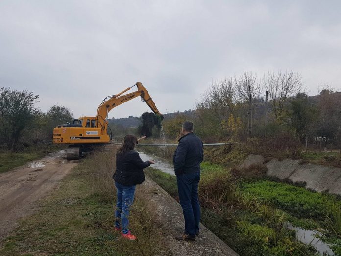 Кметът на Разград инспектира почистването на реката в с. Топчии