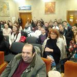 Публиката слуша с внимание спомените на хореографа