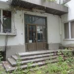 rsz_vhodat_na_bivshata_rabotnicheska_obshtinska_bolnitsa_zakrita_prez_2000_g_izostavena_ot_10_godini