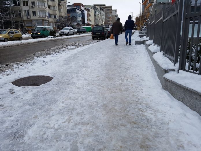 заледени тротоари