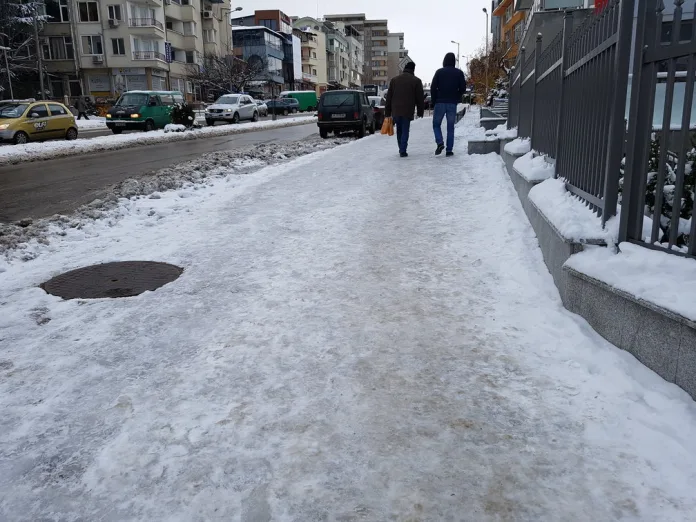 заледени тротоари