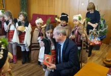 Коледари и сурвакари посетиха Община Търговище