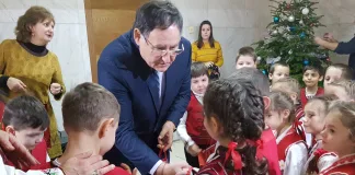 Деца сурвакаха кмета на Шумен за здраве и успехи