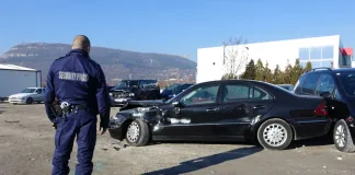 Погром в автокъща: Малолетни потрошиха 16 автомобила в Шумен
