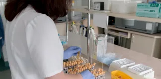 Специалистите по здравни грижи настояват за незабавна актуализация на заплатите