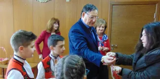Деца вързаха мартенички за здраве на кметския екип в Шумен