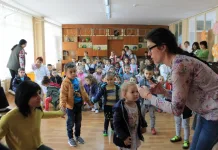 Малчуганите от ДГ „Китка“-Нови пазар садиха дръвчета и слушаха урок за гората