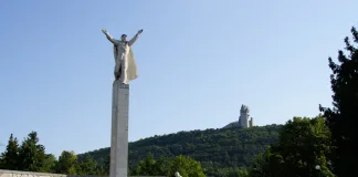Младежи организират акция за почистване на района около Разперко, приготвили са и подаръци за участниците