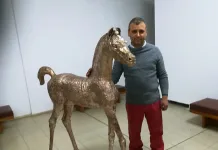 Скулптор с непокорен дух и волна душа ни дари Богородица за празника
