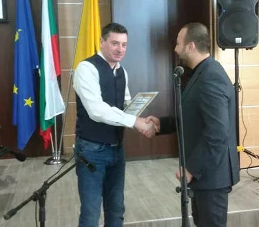 nikolay penchev poluchava nagradata ot kmeta georgi georgiev