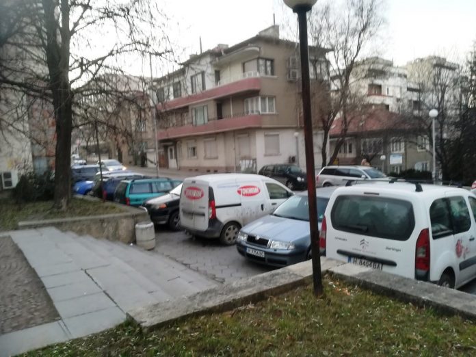 тротоарът зад театъра