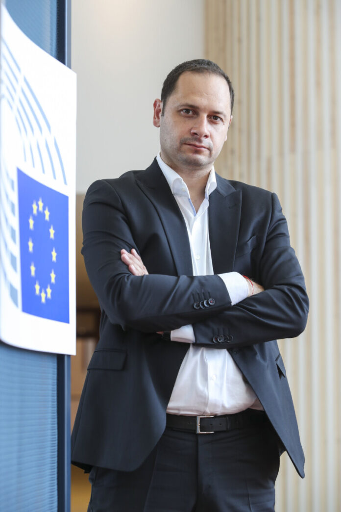 EP-090874A_Vitanov_portrait
