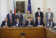 Нинова за правителствените рокади: Сменят се министри, мафиотският модел остава