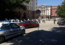 „Да спасим демокрацията!“. Граждани и правозащитни организации се събират пред президентството
