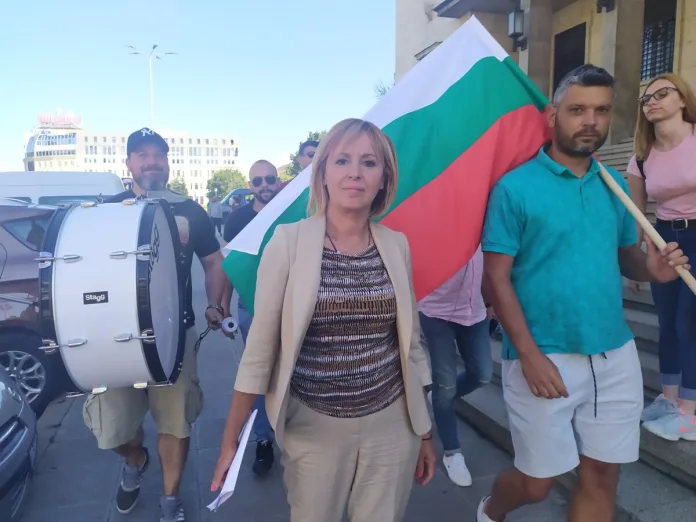 Манолова - протести
