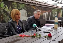 Регистрираха листата на „Изправи се! Мутри вън!“. Бившият областен координатор обвини Манолова в тотална подмяна на кандидатите