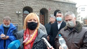 Оставиха пред Министерски съвет бутилка мътна шуменска вода