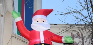 Празнична украса и огромен Дядо Коледа вече радват десетки кубратчани