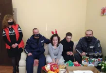 Дежурните полицаи зарадваха с лакомства децата от дом „Детелина“