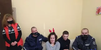 Дежурните полицаи зарадваха с лакомства децата от дом „Детелина“