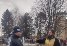 В Мадара ритуално хвърлиха кръста в шадравана пред кметството