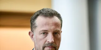 Иво Христов: Натрапвано деление на „интелектуалци“ и „чалгари“ идва да замести овехтялото вече деление на комунисти и антикомунисти. Разделен народ се управлява по-лесно