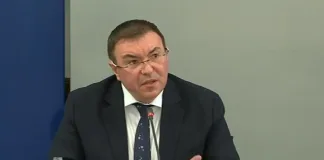 България излиза от третата вълна на COVID-19