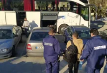 Задържаха 10 мигранти на разклона за с. Васил Друмево