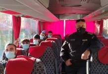 Транспортират нелегалните мигранти към бежански център