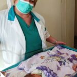 3.-Старшата-акушерка-Веска-Райчева-с-едно-от-последните-новородени-1