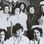 5.-Д-р-Янка-МВладенова-с-черното-поло-с-медицинските-сестри-в-детското-отделение-през-1995-г.