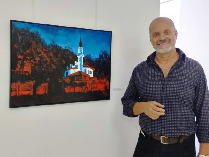 Володя Хубанов с картината си на двореца в Балчик