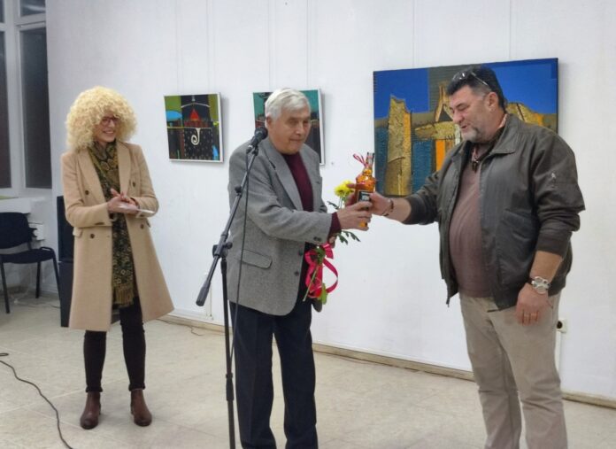 Цветя и уиски от клуб Култура с председател Николай Калев