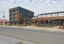 Неизвестен повреди 7 врати в сградата на Община Хитрино