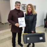 Диплом-от-националното-бианале-в-Шумен-и-работна-чанта-от-приятели-на-твореца