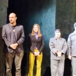Директорът Илия Веделинов поздравява режисьора Дамян Тенев, сценографката Величка Джамбазова и актьорите.
