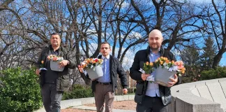 300 рози и сърдечни пожелания за шуменки от коалиция ПП-ДБ