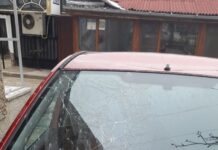 Силният вятър събори мазилка от блок върху кола в Кубрат