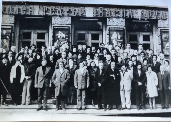 Колективът през 1976 г. пред старата сграда на театъра