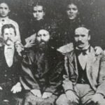 На първия ред, от дясно на ляво е Царевна Миладинова, Д. Войников, свещеникът Тодор Байчев – суфльор и сърежисьорът Тодор Джабаров.