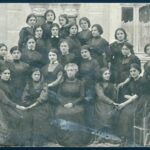 Фотина Момирова с пансионерки от девическия пансион 1908
