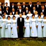 Смесеният хор в Нови пазар с диригент Добри Жечев през 1985 г.
