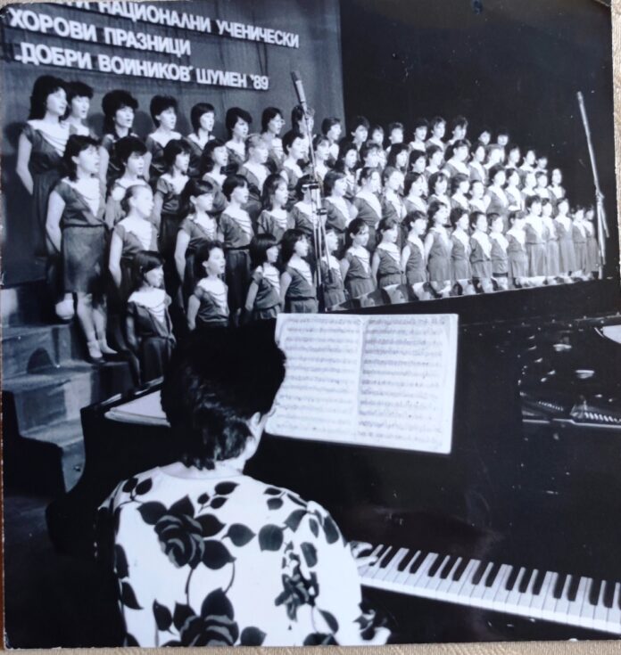 Хор Лира от Нови пазар с корепетитор Лазаринка Настева през 1989 г. на хоровите празници в Шумен