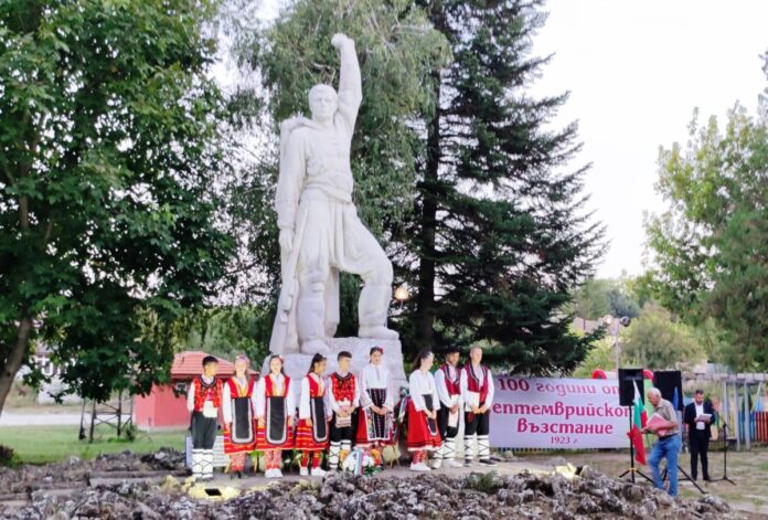 1. Приветствия и венци пред паметгника Септемвриец