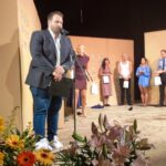 4.-Илия-Виделинов-директор-на-театъра-поздравява-участниците-в-спектакъла