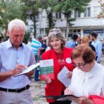 4.-Петър-Витанов-и-Светлана-Шаренкова-с-подписката-за-референдум-за-запазване-на-националния-празник-Трети-март