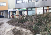 Десет години денонощната аптека в Шумен чака паркинг и тротоар