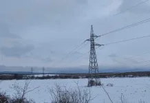 Все още има затворени пътни участъци и десетки села без ток