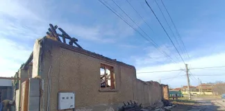 Младо семейство с две деца остана без дом след пожар
