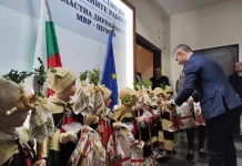 Коледарчета наричаха за здраве и берекет в шуменската полиция